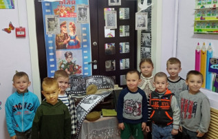 Музейный уголок ко Дню Победы Музейный уголок ко Дню Победы.