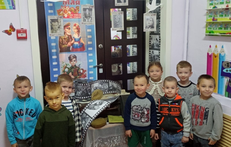 Музейный уголок ко Дню Победы Музейный уголок ко Дню Победы.